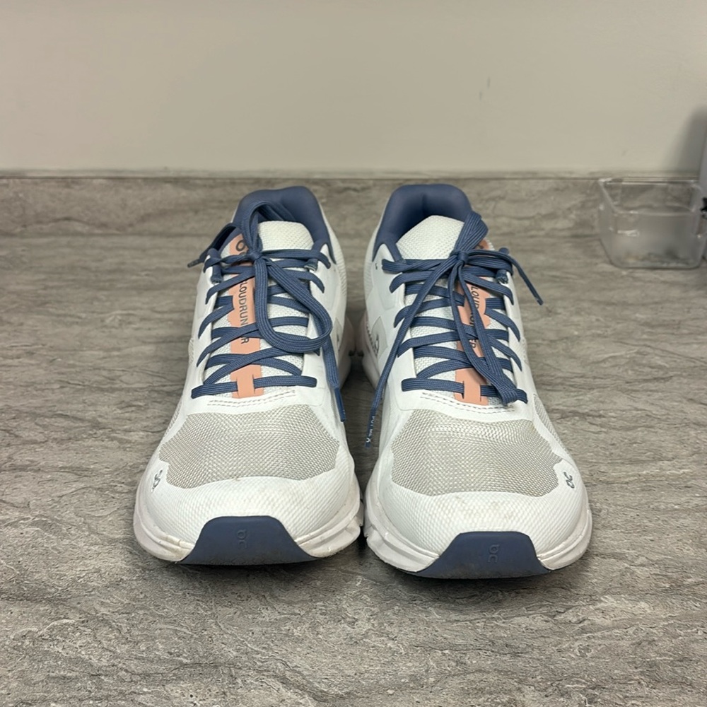EUC ON Cloudrunner womens size 10